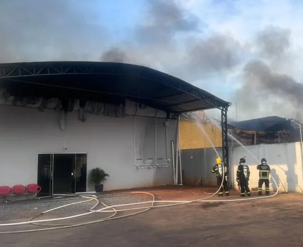 Bombeiros usam 230 mil litros de água em incêndio em Várzea Grande