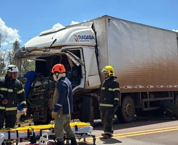 Bombeiros realizam resgate de vítimas em colisão na BR-163