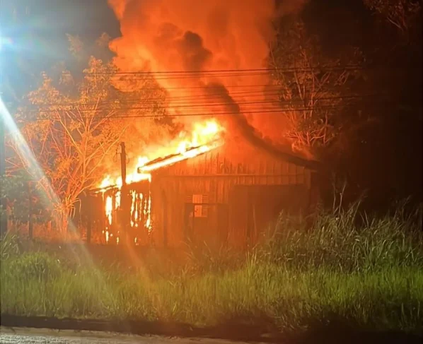 Homem incendeia casa da mãe em Juína e é preso pela PM
