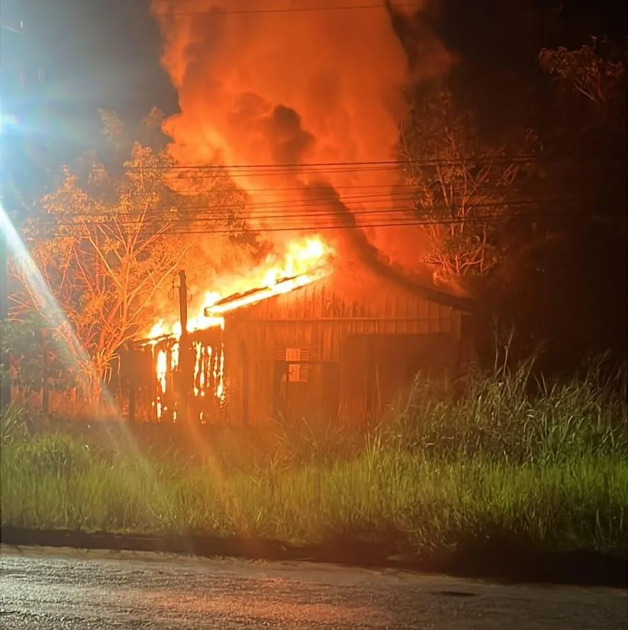 Homem incendeia casa da mãe em Juína e é preso pela PM