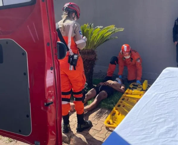 Queda de motocicleta em Cáceres deixa jovem ferido