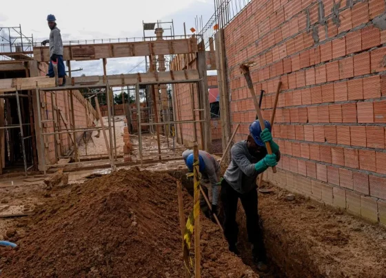 Pedreiros trabalhando