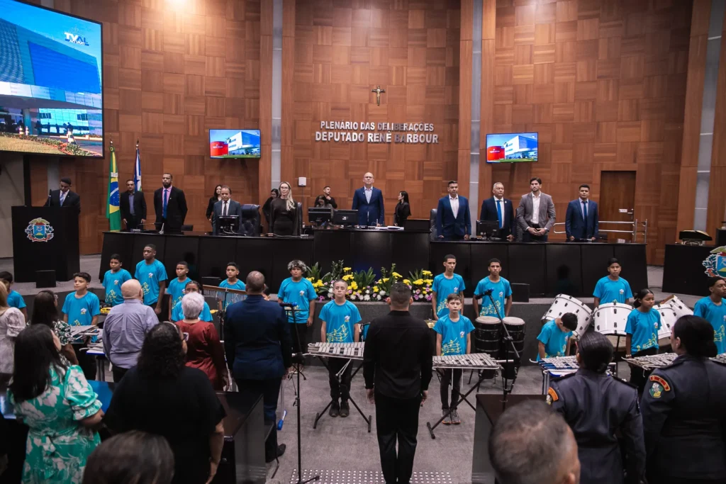 ALMT homenageia cidadãos em sessão especial