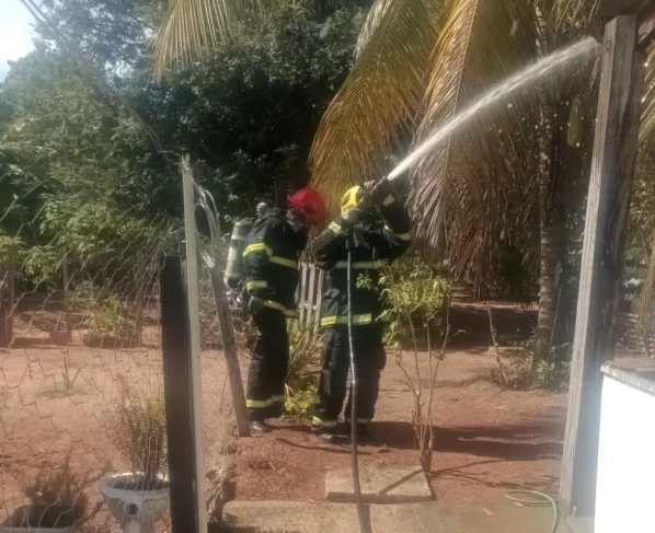 Incêndio em residência em Rondonópolis é controlado pelos bombeiros