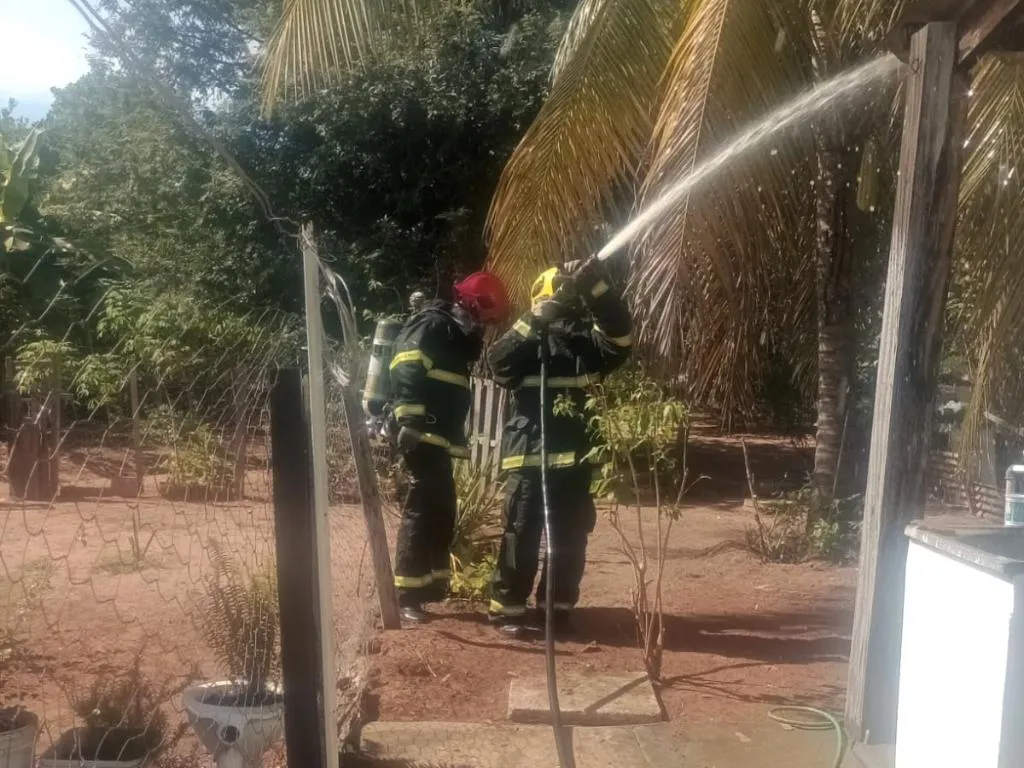 Incêndio em residência em Rondonópolis é controlado pelos bombeiros