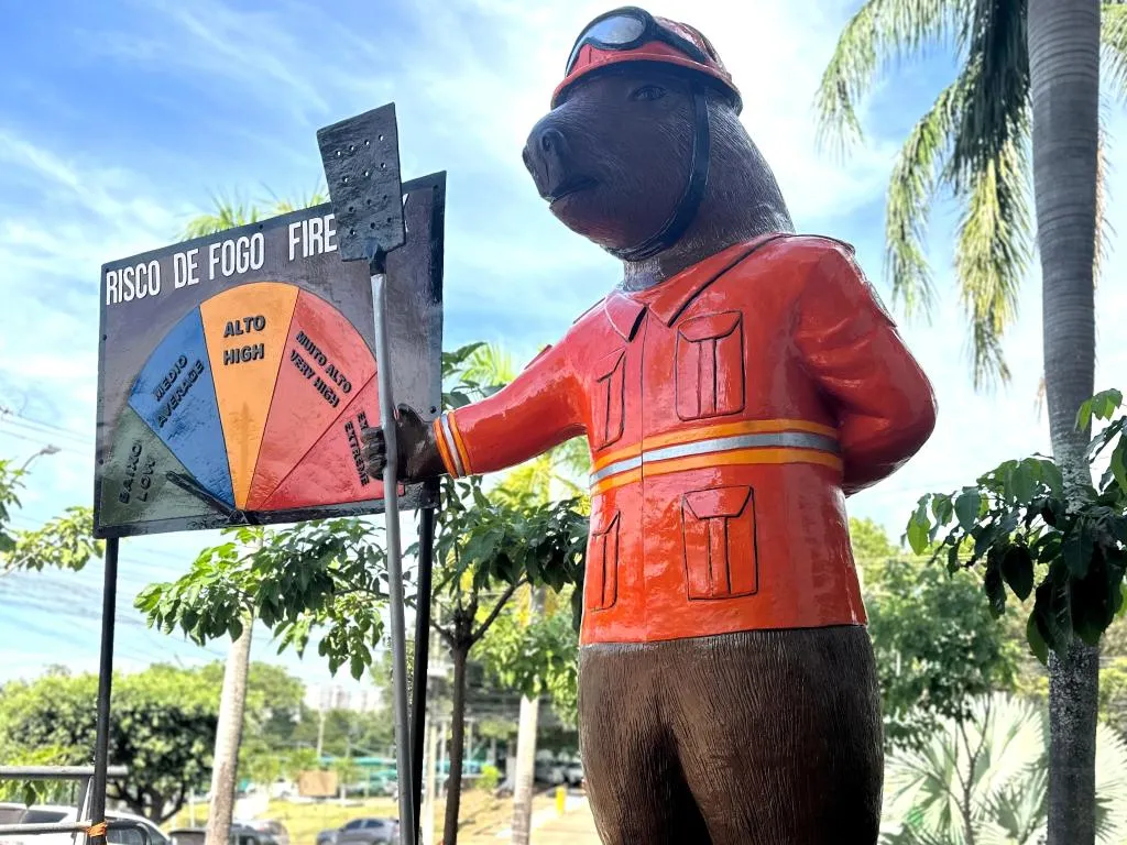 Capivara bombeira vira monumento de alerta contra incêndios em MT