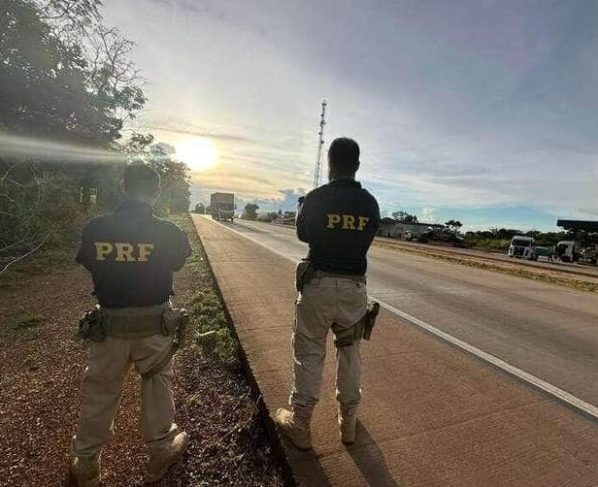 Oficiais da PRF ao lado de rodovia
