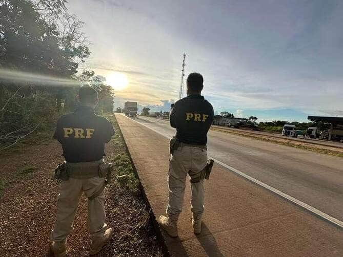 Oficiais da PRF ao lado de rodovia