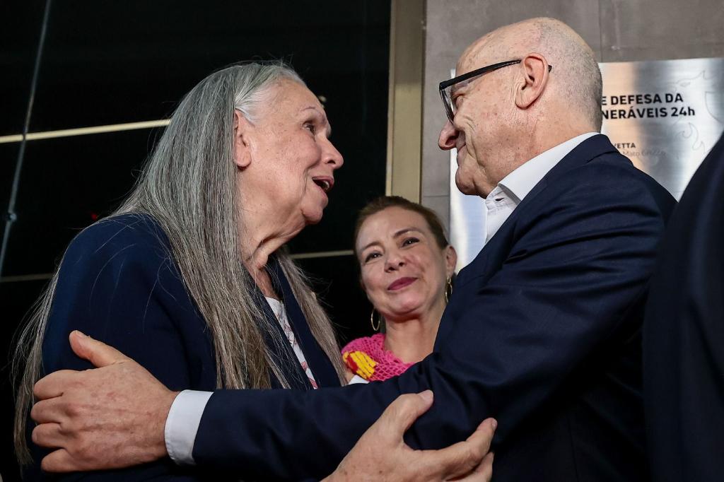Otaviano Pivetta cumprimentando mulheres