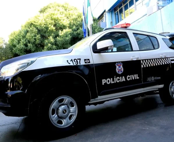viatura da polícia civil estacionada