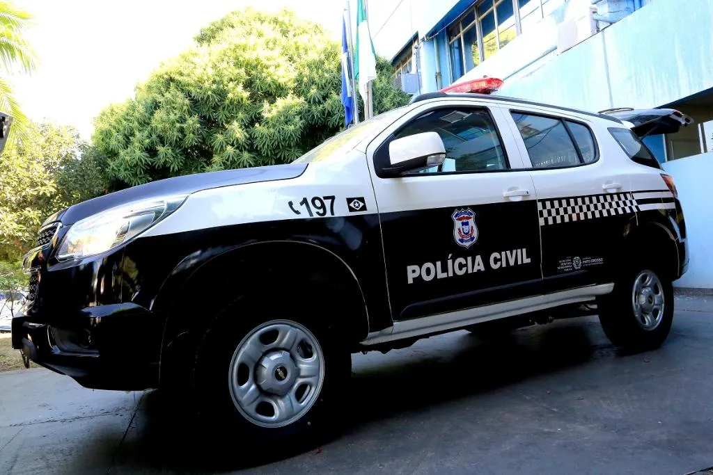 viatura da polícia civil estacionada