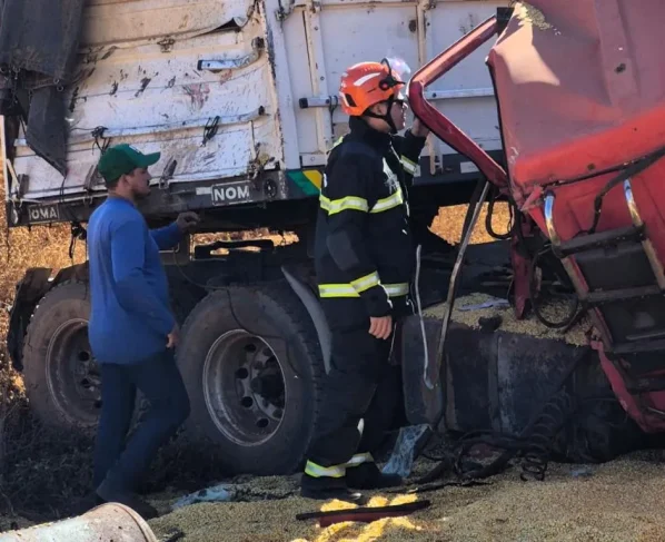 Bombeiros retirando vítima das ferragens de acidente