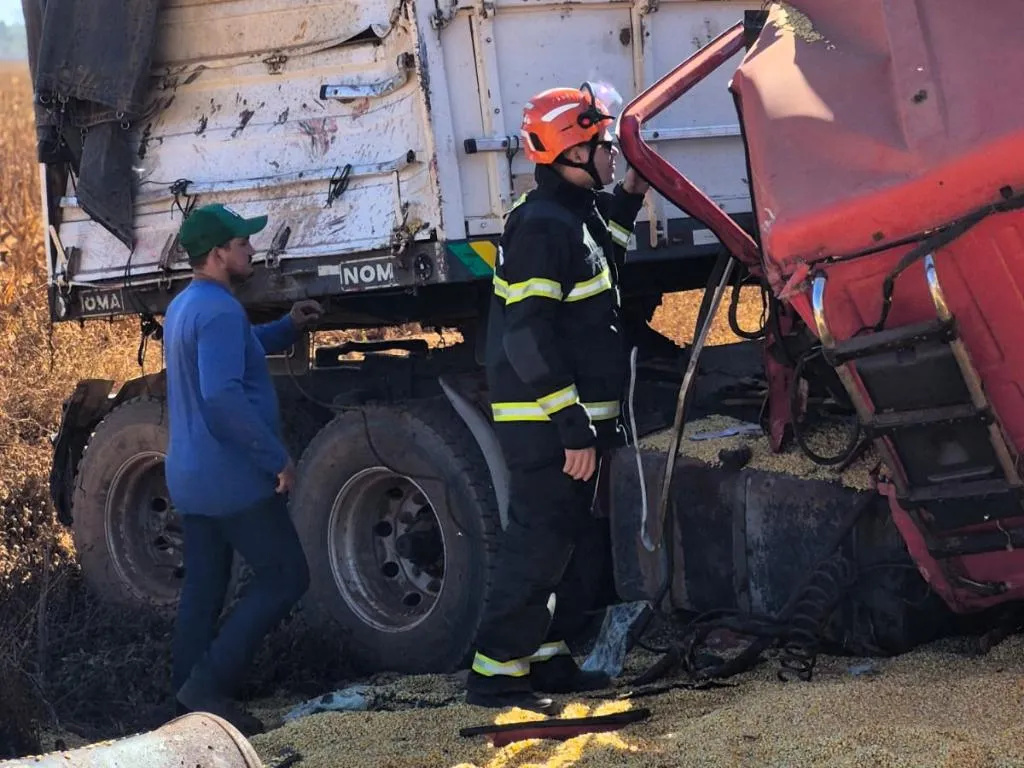 Bombeiros retirando vítima das ferragens de acidente