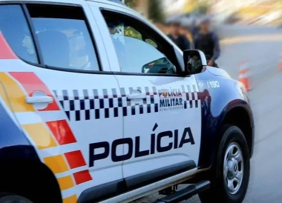 Viatura da polícia militar em movimento