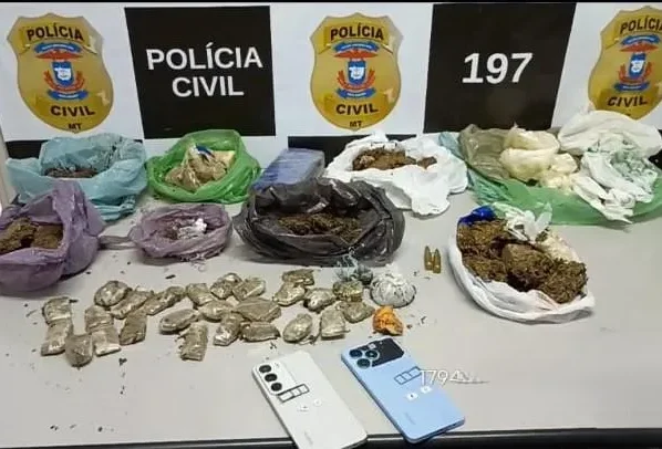 Objetos apreendidos pela polícia civil, incluindo celulares e diversas porções de drogas