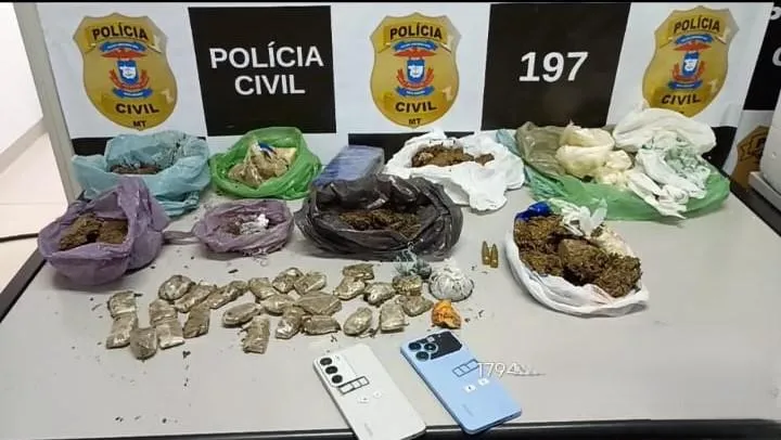 Objetos apreendidos pela polícia civil, incluindo celulares e diversas porções de drogas