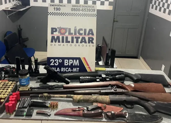 Armas apreendidas em cima de mesa