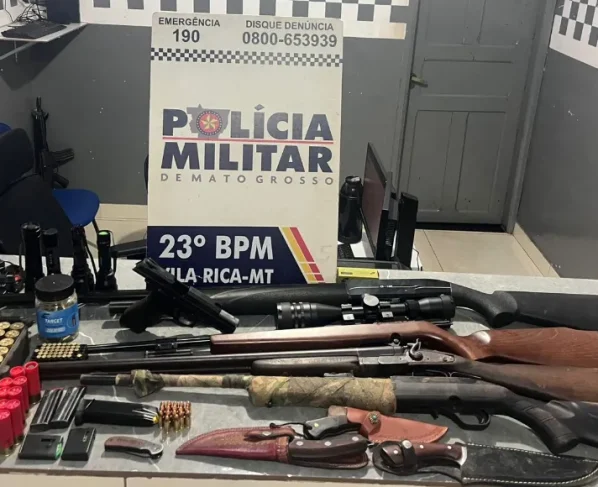 Armas apreendidas em cima de mesa
