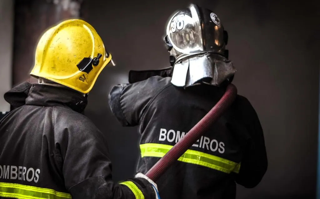 Foto de bombeiros combatendo incêndio