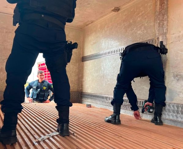 Traficante é preso com carregamento de drogas escondido em fundo falso de caminhão na BR-364 em Diamantino