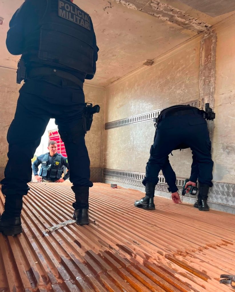 Traficante é preso com carregamento de drogas escondido em fundo falso de caminhão na BR-364 em Diamantino