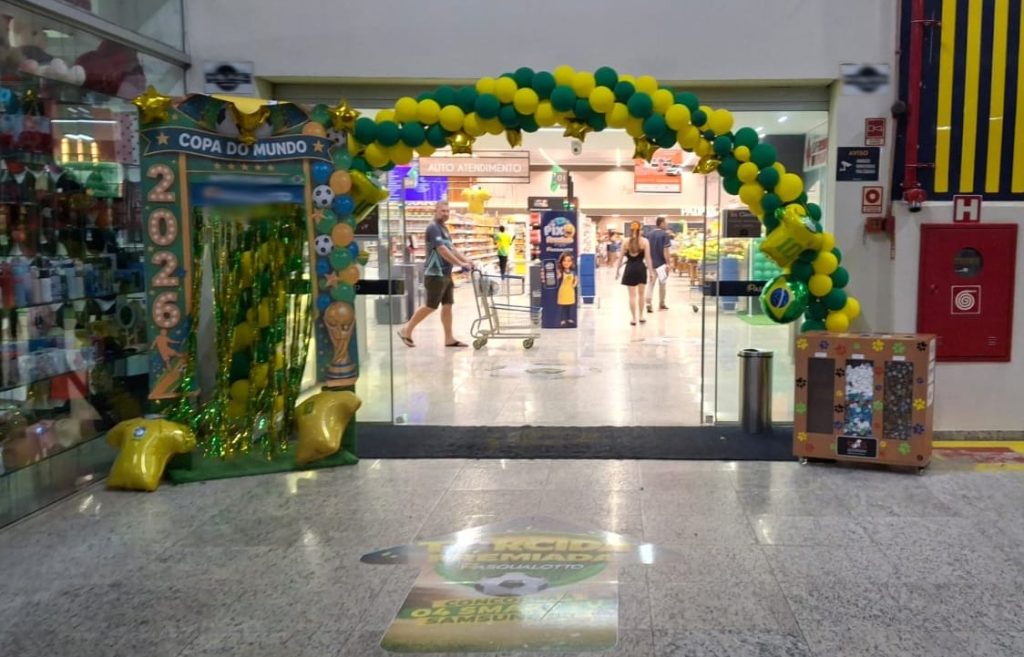 Verde e amarelo tomam conta das vitrines e reforçam clima de torcida para a estreia do Brasil (1)