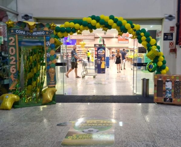 Verde e amarelo tomam conta das vitrines e reforçam clima de torcida para a estreia do Brasil (1)