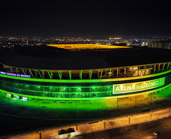 Arena do Grêmio recebe iluminação em verde e amarelo
