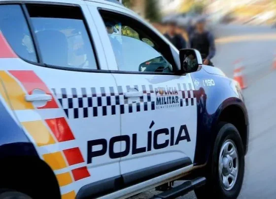 Foto de viatura da polícia militar em movimento