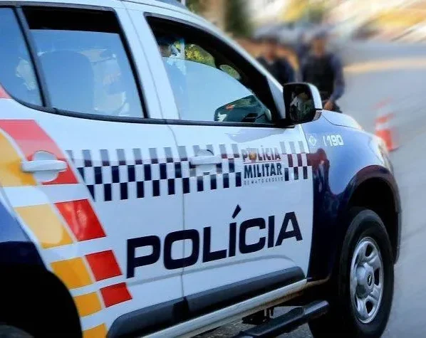 Foto de viatura da polícia militar em movimento