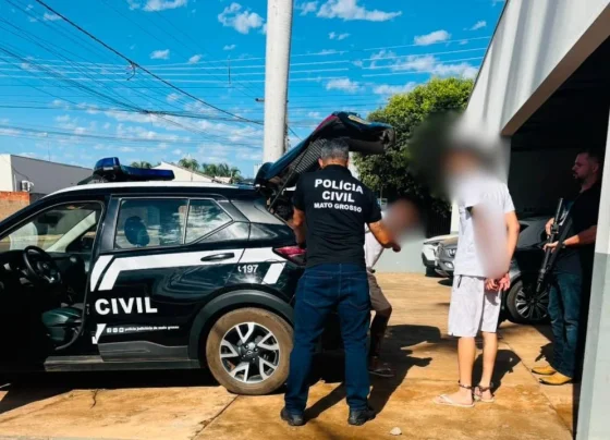Policial Civil colocando suspeito dentro de viatura