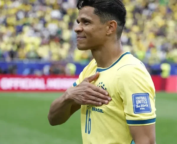 Douglas conquista espaço na seleção e leva experiência olímpica em busca do hexa