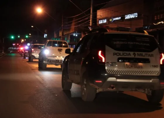 Viatura da PM trafegando durante a noite