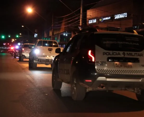 Viatura da PM trafegando durante a noite