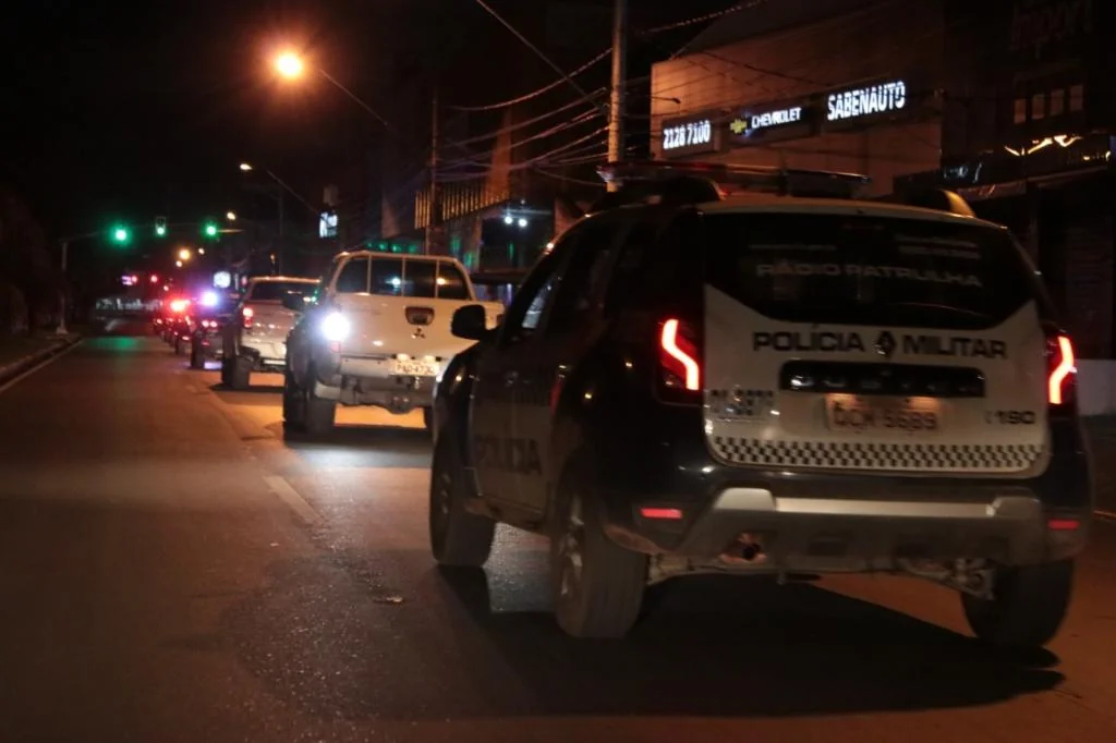 Viatura da PM trafegando durante a noite