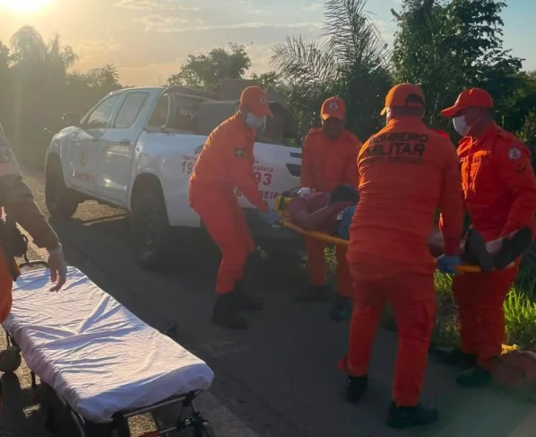 Bombeiros resgatam vítima de acidente