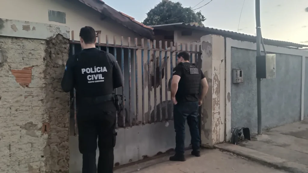 Dois policiais civis participando da operação Efeito Colateral