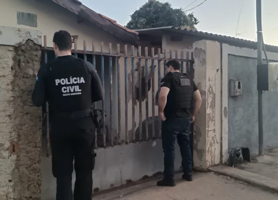 Dois policiais civis participando da operação Efeito Colateral