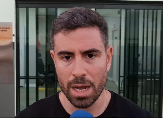 Vítima foi morta após confusão em bar; investigações apontam participação de facção criminosa e buscam apreender outros dois suspeitos.
