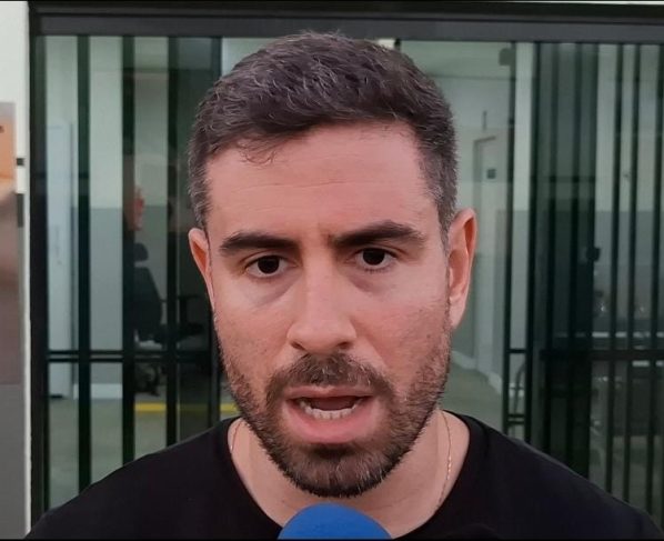 Vítima foi morta após confusão em bar; investigações apontam participação de facção criminosa e buscam apreender outros dois suspeitos.