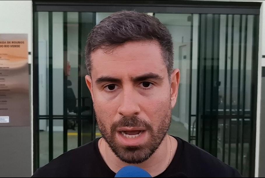 Vítima foi morta após confusão em bar; investigações apontam participação de facção criminosa e buscam apreender outros dois suspeitos.