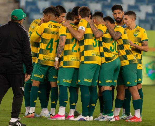 São Bernardo x Cuiabá: onde assistir ao vivo e prováveis escalações pela Série B. Imagem: AssCom Dourado