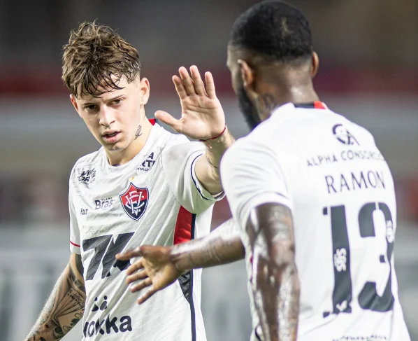 Vitória x Palmeiras: onde assistir ao vivo, horário, escalações e tudo sobre o duelo pelo Brasileirão. Imagem: Victor Ferreira/EC Vitória