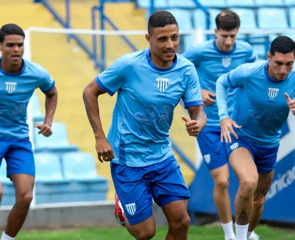 Avaí x CRB: onde assistir, palpite e escalações para o jogo da Série B. Imagem: Lucas Rhamon/Avaí Futebol Clube