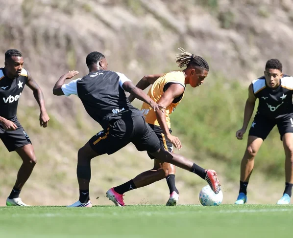 Botafogo x Fluminense: onde assistir ao vivo, horário e prováveis escalações do clássico. Imagem: Vitor Silva/BFR