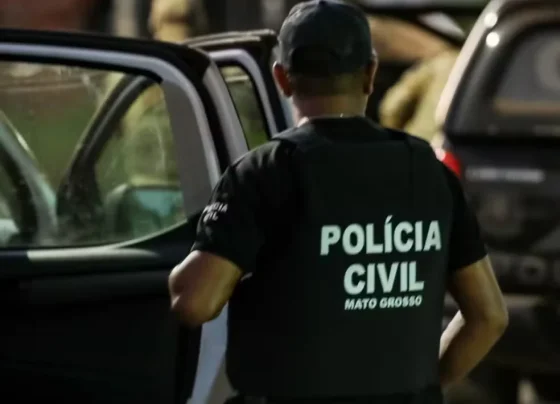 Policial civil ao lado de viatura