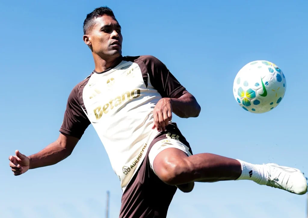 Flamengo x Vitória ao vivo: onde assistir e as prováveis escalações do jogo. Imagem: CRF