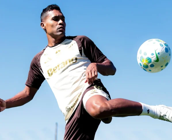 Flamengo x Vitória ao vivo: onde assistir e as prováveis escalações do jogo. Imagem: CRF
