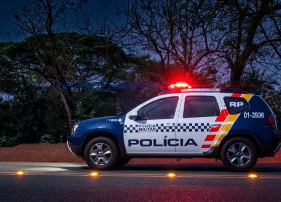Viatura da polícia militar trafegando em rodovia