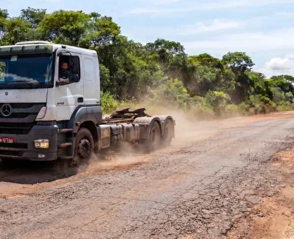 Sinfra rescinde contrato com 2 consórcios por "asfalto de farelo" em rodovia